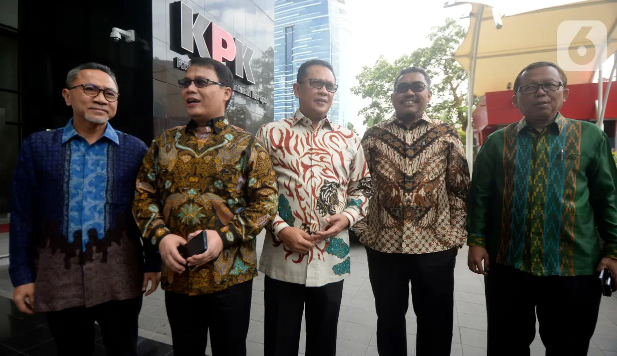 Ketua MPR Bambang Soesatyo (tengah) bersama Wakil Ketua MPR Zulkifli Hasan, Ahmad Basarah, Jazilul Fawaid, dan Arsul Sani tiba di Gedung KPK, Jakarta, Senin (9/3/2020). Tujuh pimpinan MPR melakukan kunjungan balasan atas Pimpinan KPK yang datang lebih dulu ke DPR/MPR. (merdeka.com/Dwi Narwoko)
