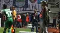 Pelatih Persib Bandung, Djajang Nurjaman saat bersama timnya melawan PS TNI di Stadion Pakansari, Bogor, Minggu (21/8/2016). (Bola.com/Nicklas Hanoatubun)