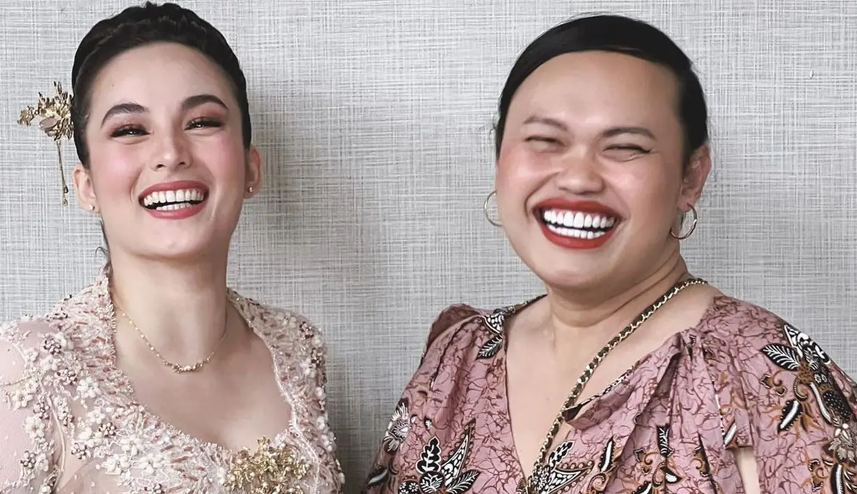 Dirinya juga terlihat tampil flawless serta tatanan rambut sederhana dengan aksesoris rambut sebagai detail. Penampilan Chelsea Islan ini pun banjir pujian netizen. (Liputan6.com/IG/@wanda_haraa)