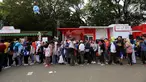 Pengunjung antre menuju Merchandise Superstore jelang Closing Ceremony Asian Games 2018 di kawasan Gelora Bung Karno, Jakarta, Minggu (2/9). Mereka rela antre untuk membeli suvenir, maskot, hingga kaus  Asian Games. (Liputan6.com/Fery Pradolo)