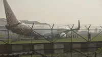 Pesawat Malindo Air rute Bandung-Kualalumpur bernomor penerbangan OD-301 mengalami posisi keluar dari landas pacu atau runway excursion. (Liputan6.com/Huyogo Simbolon)