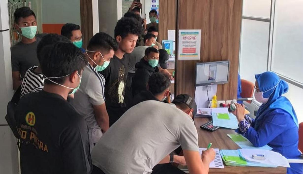 Para pemain mengisi formulir sebelum menjalani pemeriksaan kesehatan di RS Sari Mulia Banjarmasin.(Dokumentasi Barito Putra/Gatot Susetyo)