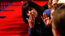 Karen Pence, istri cawapres Partai Republik Gubernur Indiana Mike Pence, memberikan salam ke tamu undangan debat perdana cawapres AS,  di Longwood University, Virginia, Selasa (4/10). (REUTERS/Jonathan)