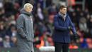 Pelatih Arsenal, Arsene Wenger dan pelatih Southampton, Mauricio Pellegrino, pada laga Premier League di Stadion St Mary's, Minggu (10/12/2017). Arsenal bermain imbang 1-1 dengan Southampton. (AP/Adam Davy)