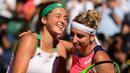 Petenis putri Latvia, Jelena Ostapenko, usai pertandingan melawan petenis Swiss, Timea Bacsinszky di semifinal Prancis Terbuka di Roland Garros, Paris Jumat (9/6/2017). Jelena Ostapenko menang dengan skor 7-6(4), 3-6, 6-3. (EPA/Caroline Blumberg)