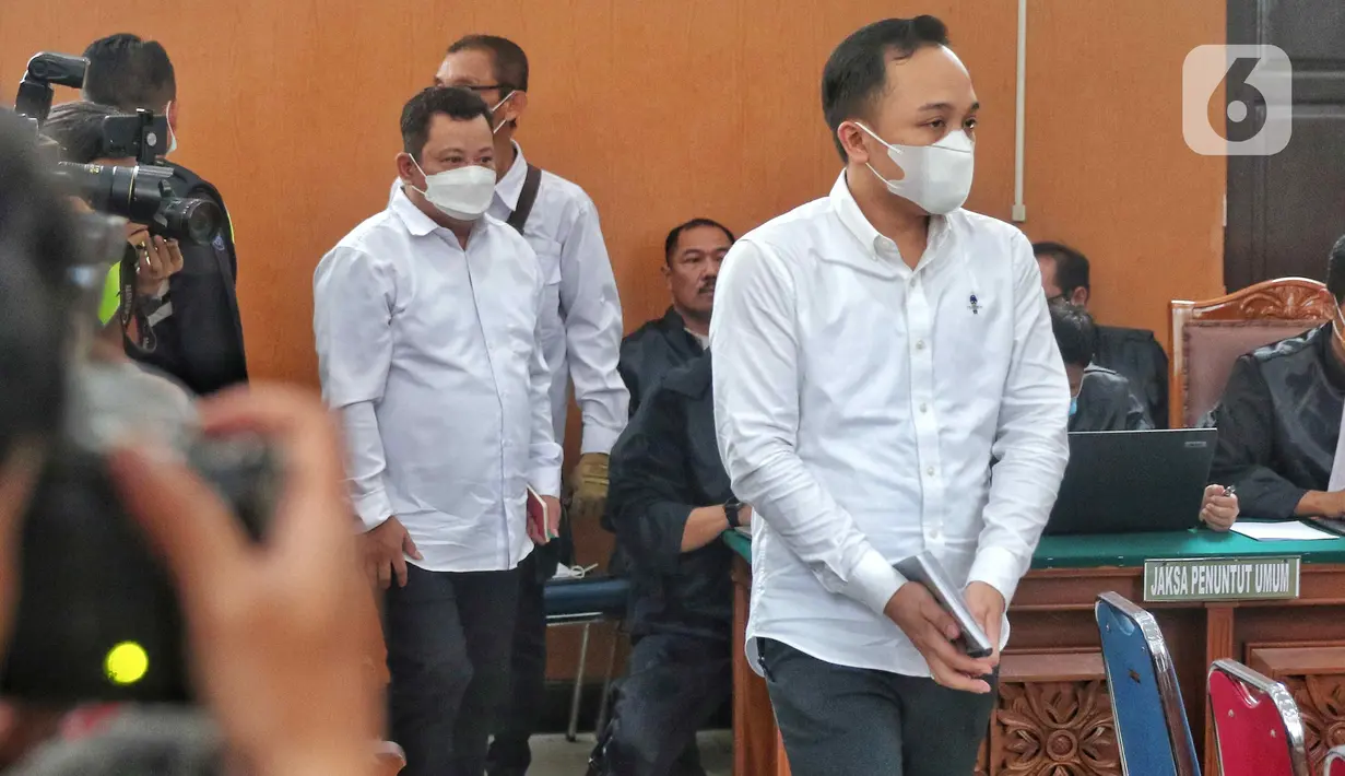 Terdakwa kasus pembunuhan Brigadir Nopriansyah Yosua Hutabarat atau Brigadir J, Ricky Rizal (depan) dan Kuat Maruf bersiap menjalani sidang lanjutan dengan agenda mendengarkan keterangan saksi di Pengadilan Negeri Jakarta Selatan, Rabu (2/11/2022). Sejumlah kerabat dan keluarga Brigadir J dihadirkan untuk bersaksi di persidangan Ricky Rizal dan Kuat Ma'ruf. (Liputan6.com/Angga Yuniar)