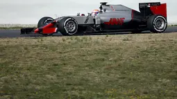 Pebalap tim Haas, Romain Grosjean mecatat waktu 1m25.874s pada sesi test pramusim F1 hari ke-3 di Sirkuit Catalunya, Barcelona, Rabu (24/2/2016) WIB.  (REUTERS/Sergio Perez)