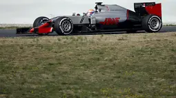 Pebalap tim Haas, Romain Grosjean mecatat waktu 1m25.874s pada sesi test pramusim F1 hari ke-3 di Sirkuit Catalunya, Barcelona, Rabu (24/2/2016) WIB.  (REUTERS/Sergio Perez)