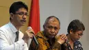 Petugas KPK memberikan keterangan dalam jumpa pers di KPK, Jakarta, Selasa(12/4). Uang sebesar Rp 528 juta ditemukan di ruang kerja Deviyanti, dan uang sejumlah Rp 385 juta di mobil Ojang. (Liputan6.com/Helmi Afandi)