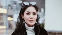 Aksesori kecil memberi impact besar pada total look Nindy untuk kesan tampil muda dan fun (Foto: Instagram @nindyayunda)