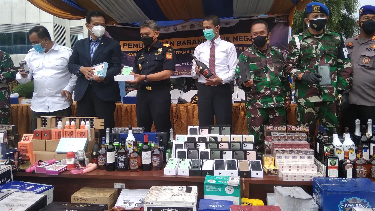 Kantor Pelayanan Utama Bea dan Cukai Batam musnahkan Barang Milik Negara (BMN) hasil penindakan di bidang kepabeanan dan cukai 2017 hingga 2020, Senin (21/12/2020).
