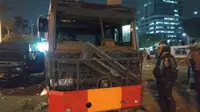Demonstrasi di Depan Gedung DPR, Satu Mobil Watercanon Brimob Rusak (Merdeka/Nur Habibie)