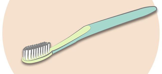 Gunakan sikat gigi untuk membersihkan sela-sela saringan dan parutan/copyright wikihow.com