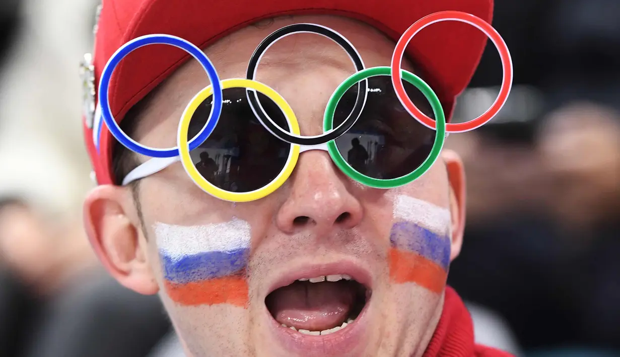 Fans Rusia memakai atribut unik pada pertandingan hoki es semi final pria antara Republik Ceko dan Rusia selama Olimpiade Musim Dingin Pyeongchang 2018 di Gangneung Hockey Center di Gangneung (23/2). (AFP Photo/Jung Yeon-Je)