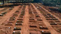 Kuburan yang baru-baru ini ditempati menutupi area pemakaman Vila Formosa di tengah pandemi virus corona di Sao Paulo, Brasil, Kamis (6/8/2020). Brasil mendekati 3 juta kasus COVID-19 dan 100.000 kematian yang dikonfirmasi sejak pandemi dimulai. (AP Photo/Andre Penner)