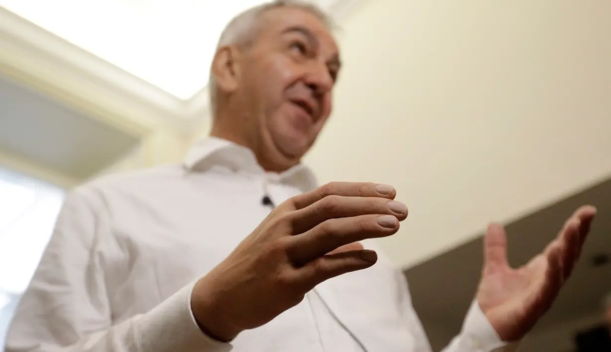 Marco Zambelli memakai tangan prostetiknya dalam wawancara dengan Associated Press di Roma, 10 Mei 2018. Tangan robot ini akan diperkenalkan ke pasar Eropa dengan harga sekitar 30 persen di bawah harga pasar yang ada saat ini. (AP/Gregorio Borgia)