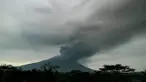 Gunung Agung mengalami erupsi selama 24 jam terakhir. Akibatnya kepulan abu mencapai ketinggian 3400 meter.