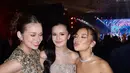 Jennifer Coppen hadir bak princess dalam strapless gown bertabur bunga yang memperkuat nuansa romantis. Sementara itu, Rebecca Klopper tampil manis dengan sleeveless sheer dress berhias bordiran bunga bernuansa hijau.  [@bebytsabina]