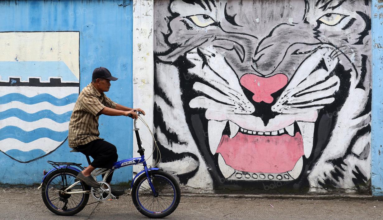 Maung Bandung siap mengaum dimanapun Persib Bandung berlaga sesuai dengan mural yang terpampang di Bandung. (Bola.com/Nicklas Hanoatubun)