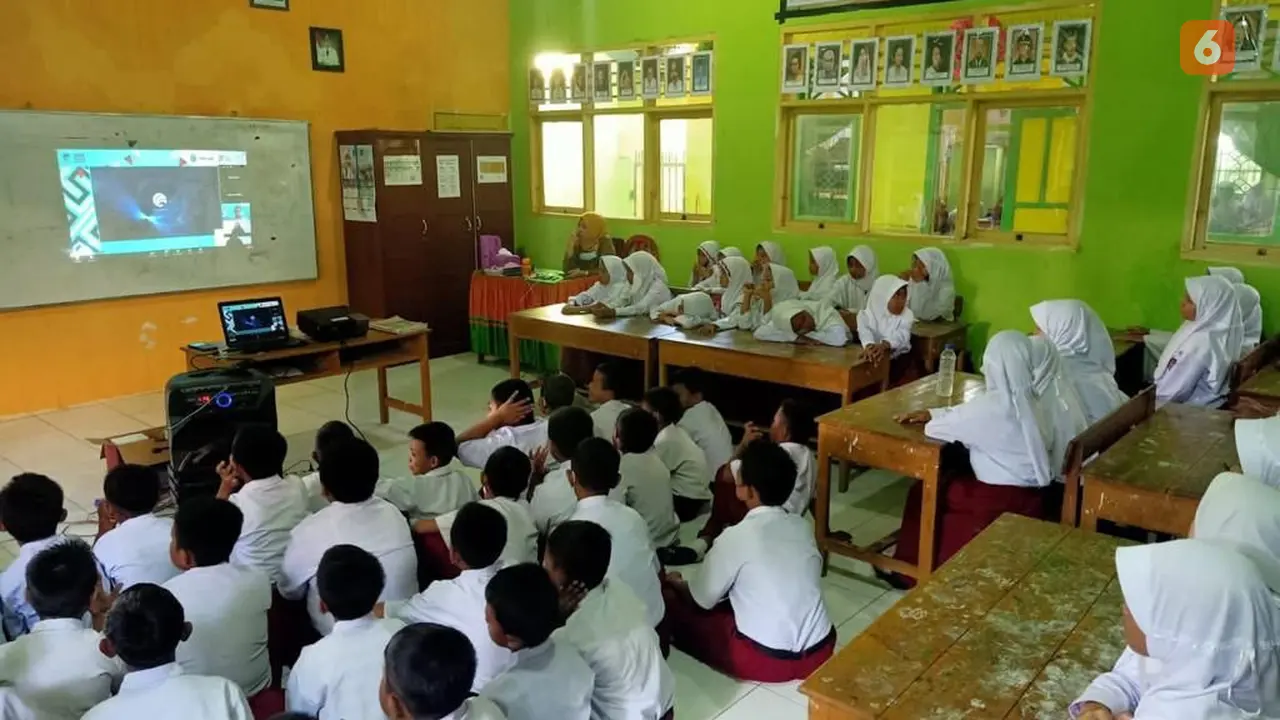 Siswa SD di Takalar diajari cara penggunaan media digital secara bijak (Liputan6.com)