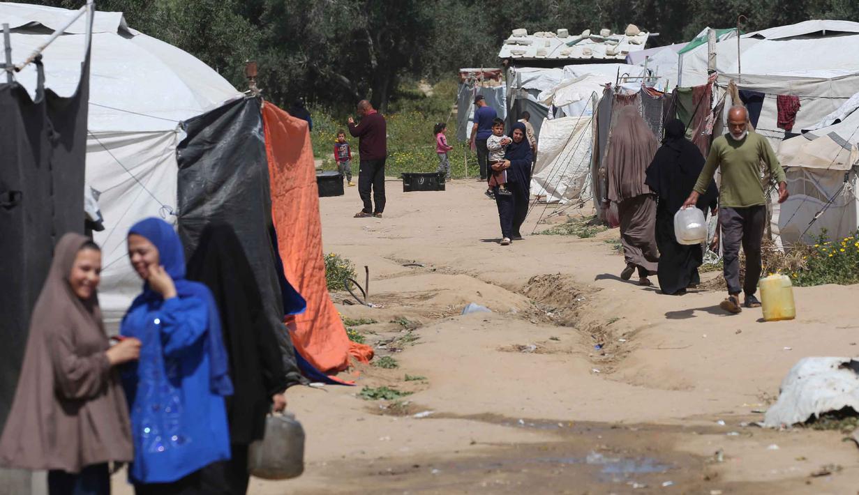 Lebih dari 95% air di Gaza tidak layak konsumsi, kondisi ini memaksa warga Palestina di Gaza bertahan hidup dengan pasokan air yang sangat terbatas. Tampak dalam foto, warga mengambil air minum di kamp pengungsi Bureij, Jalur Gaza Tengah pada 28 April 2026. (Eyad Baba/AFP)