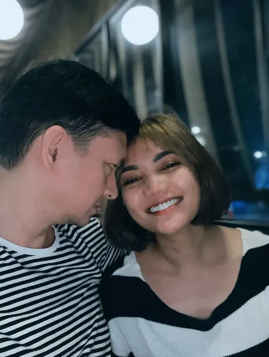 <p>Berpose bersama sang suami masih dalam gaya rambut bob sebahu dan berponi, Rina Nose tampak mewarnai rambutnya cokelat terang keemasan yang juga terlihat pas untuknya. Foto: Instagram.</p>