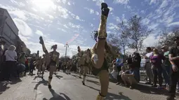 Anggota Gris Gris Strut Dance Troupe saat ikut memeriahkan Krewe parade anjing di New Orleans , Louisiana, (31/1). (REUTERS / Lee Celano)