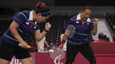 Dihari terakhir, Hary Susanto/Leani Ratri Oktila berhasil menambah pundi-pundi medali emas Indonesia di Paralimpiade Tokyo 2020. Hary/Leani memperoleh medali emas dari cabang olahraga bulutangkis nomor ganda campuran kelas SL3-SU5. (Foto: AP/Kiichiro Sato)