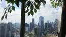 Gedung-gedung bertingkat menghiasi wajah Jakarta pada Kamis (2/5/2019). Sebagian besar atau 42 persen dari gedung-gedung pencakar langit memiliki ketinggian di atas 150 meter umumnya digunakan untuk perkantoran. (Liputan6.com/Angga Yuniar)