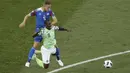 Pemain Nigeria, Odion Ighalo (kanan) jatuh saat berebut bola dengan pemain Islandia, Sverrir Ingason pada laga grup D Piala Dunia 2018 di Volgograd Arena, Volgograd, Rusia, (22/6/2018). Nigeria menang 2-0. (AP/Themba Hadebe)