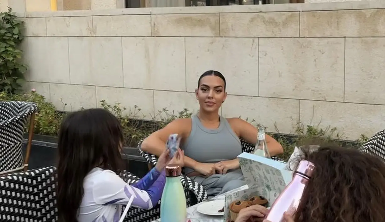 Saat hangout, Georgina tampil dengan tanktop abu-abu yang serasi dengan celananya. Ia tampil natural tanpa riasan wajah. Credit:  (@georginagio)