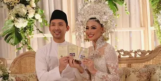 Kabar bahagia datang dari Putri Indonesia 2013 Whulandary Herman yang telah resmi menjadi istri dari Nik Ibrahim, seorang pria yang kabarnya menjabat sebagai Associate Director Investments di perusahaan Ekuinas, Malaysia. (Instagram/thecrownspotlight)