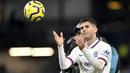 Gelandang Chelsea, Christian Pulisic, merayakan kemenangan atas Burnley pada laga Premier League di Stadion Turf Moor, Burnley, Sabtu (26/10). Burnley kalah 2-4 dari Chelsea. (AP/Anthony Devlin)