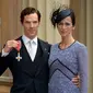 Saat datang ke Istana Buckingham serta menerima penghargaan Benedict Cumberbatch datang bersama sang istri, Sophia Hunter. (AFP/Bintang.com)