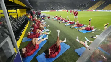 Para pemain Sevilla berlatih di stadion saat sesi latihan terakhir sebelum pertandingan sepak bola Grup G Liga Champions antara Borussia Dortmund melawan Sevilla FC di Dortmund, Jerman, Senin (10/10/2022). Sevilla akan bertanding melawan Borussia Dortmund pada 12 Oktober 2022 dini hari WIB. (AP Photo/Martin Meissner)