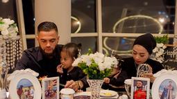 Pria bernama lengkap Diego Muhammad bin Robbie Michiels terlihat begitu menyayangi putrinya. Bahkan, saat menikmati hidangan ia tetap memangku buah hatinya. (Foto: Instagram/@diegomichiels24)