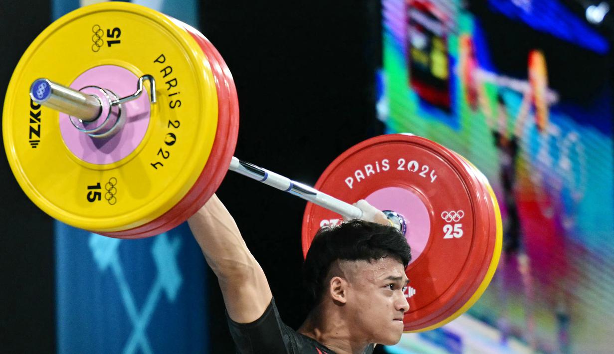 Rizki Juniansyah menjadi atlet kedua Indonesia yang mempersembahkan medali emas di Olimpiade Paris 2024. Dia menyusul atlet panjat tebing, Veddriq Leonardo, yang lebih dulu menyabet emas di nomor speed putra. (AFP/Miguel Medina)
