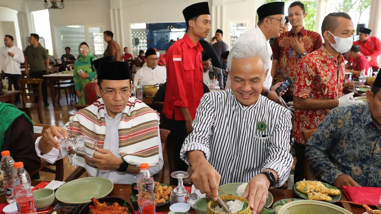 Bakal calon presiden (Bacapres) 2024 Ganjar Pranowo tampak mesra bersama Ketua Harian DPP Partai Perindo Muhammad Tuan Guru Bajang (TGB) Zainul Majdi