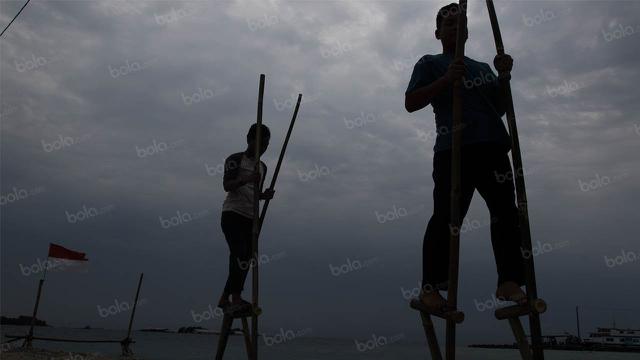 Foto: TAFISA Games 2016, Keseruan Balap Egrang di Tepi Pantai - Ragam