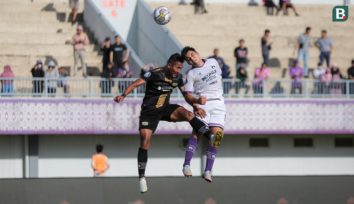 Pemain Persita Tangerang, Ezequiel Vidal (kanan) berduel udara dengan pemain Dewa United FC, Miftah Anwar Sani dalam laga pekan ke-20 BRI Liga 1 2022/2023 di Stadion Indomilk Arena, Tangerang, Minggu (22/1/2023). (Bola.com/Bagaskara Lazuardi)