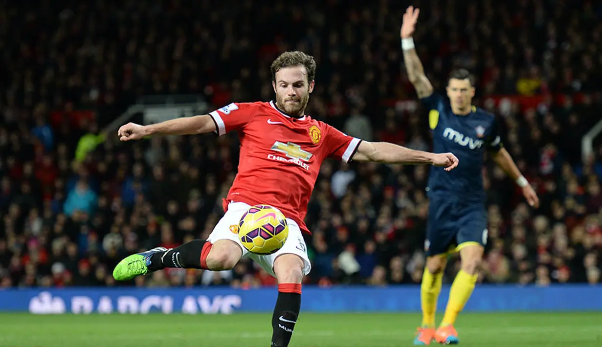 2. Manchester United harus menderita kekalahan pertama mereka di tahun 2015 kala menjamu Southampton. Bermain di Old Trafford, Setan Merah takluk 0-1. (AFP/Oli Scarff) 