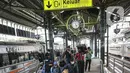 Penumpang kereta api Argo Lawu dari Solo menuruni tangga pintu keluar di Stasiun Gambir, Jakarta, Senin (17/5/2021). Kepala Humas PT KAI Daop I Eva Chairunisa mengatakan, pada hari ini diperkirakan akan ada 2.100 penumpang kereta api jarak jauh yang akan tiba di Jakarta. (Liputan6.com/Faizal Fanani)