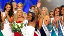 Miss New York Nia Franklin melambaikan tangan ke penonton usai dinobatkan sebagai Miss America 2019 di Atlantic City, New Jersey (9/10). Franklin 24 tahun telah menyelesaikan sarjana komposisi musik di East Carolina University. (AP Photo/Noah K. Murray)