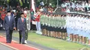 Presiden Jokowi mengantarkan Presiden SBY keluar gerbang Istana Negara, Jakarta, Senin (20/10/2014) (Liputan6.com/Herman Zakharia)