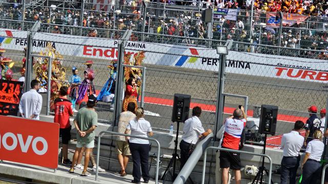 Putri Ariani membawakan Indonesia Raya sebelum MotoGP Mandalika 2023