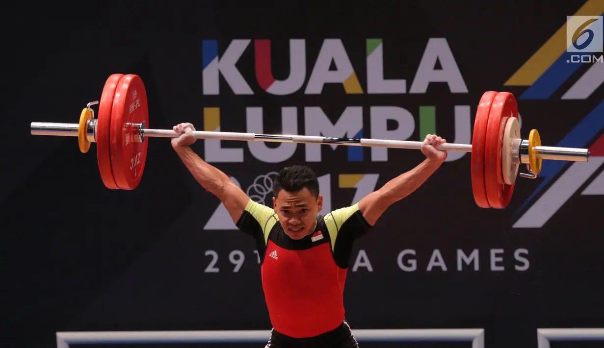 Lifter Indonesia Eko Yuli Irawan melakukan angkatan "snatch" pada cabang angkat besi putra nomor 62 kg SEA Games 2017 Kuala Lumpur, Malaysia, Senin (28/8). Eko Yuli memperoleh medali perak dengan total angkatan 306 kg. (Liputan6.com/Faizal Fanani)