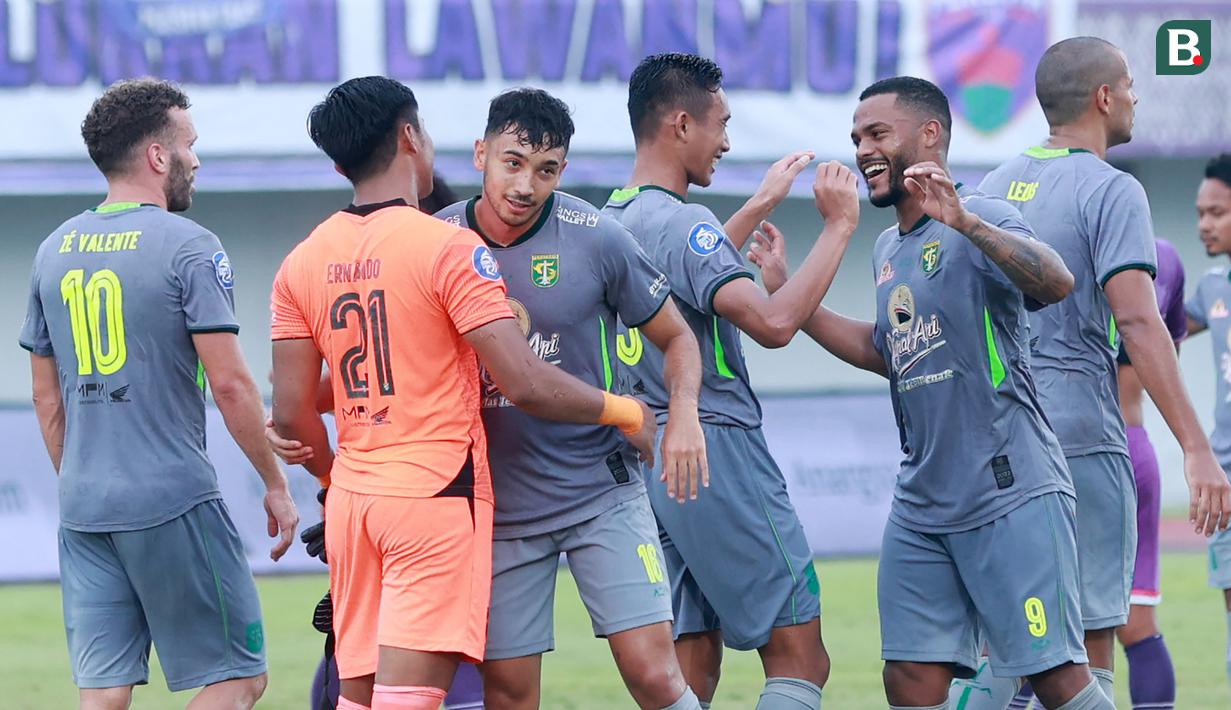 Bertandang ke Persita Tangerang, Persebaya Surabaya sukses menghancurkan tuan rumah dengan skor telak 5-0 dalam laga lanjutan BRI Liga 1 2022/2023 pekan ke-18 di Stadion Indomilk Arena, Tangerang, Rabu (18/1/2023) sore WIB. Dua pemain Timnas Indonesia di kubu Bajul Ijo menjadi bintang dengan menyumbang tiga gol di antaranya, yaitu Marselino Ferdinan yang mencetak dua gol, serta Rizky Ridho dengan satu gol. Dua gol tim tamu lainnya dicetak Paulo Victor dan Sho Yamamoto. (Bola.com/M Iqbal Ichsan)