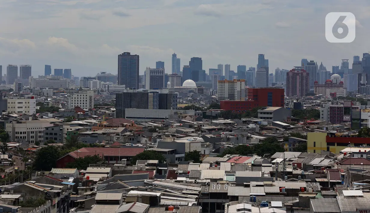 Kepala Pelaksana BPBD Jakarta Isnawa Adji mengatakan sekitar 1.800 jiwa dari 600 Kepala Keluarga (KK) kehilangan tempat tinggal. (Liputan6.com/Angga Yuniar)