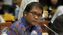 Menkominfo Rudiantara mendengarkan saat Rapat Intern Panja RUU tentang Penyiaran dengan Komisi I DPR RI, di Kompleks, Parlemen, Jakarta, Kamis (3/3). Rapat membahas Penyusunan/Perumusan RUU tentang Penyiaran. (Liputan6.com/Johan Tallo)