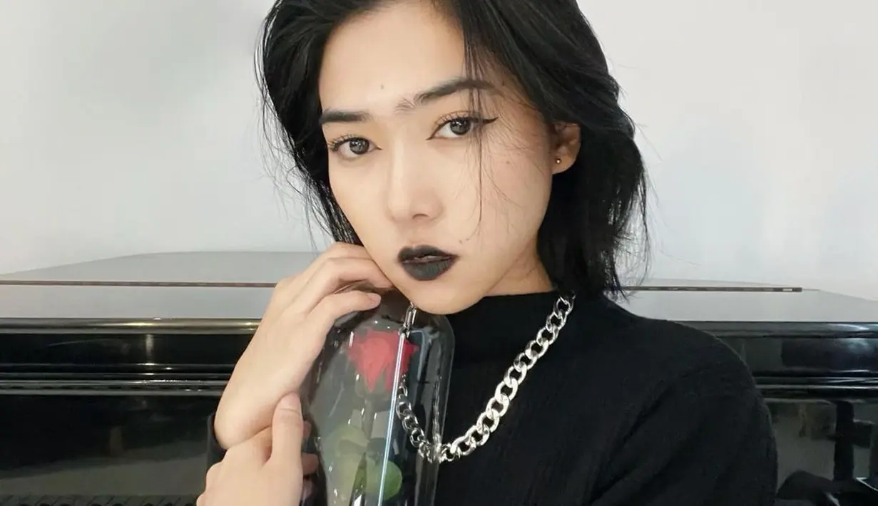 Potongan rambutnya membuat Isyana terlihat bagaikan aktris Korea Han So Hee. (Foto: Instagram/ @isyanasarasvati)